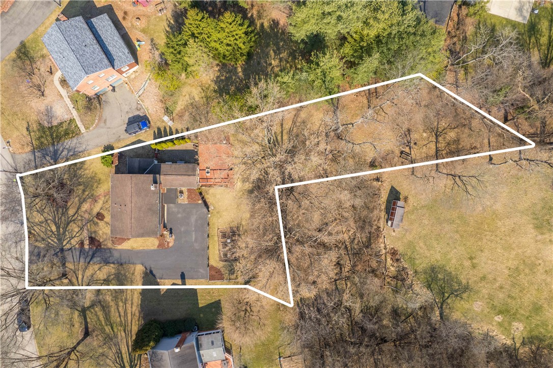 Upper St. Clair, Pennsylvania 15241, United States, 5 Bedrooms Bedrooms, ,3 BathroomsBathrooms,Residential,Pending,90016