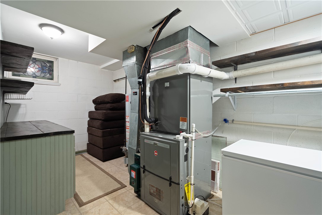 Upper St. Clair, Pennsylvania 15241, United States, 5 Bedrooms Bedrooms, ,3 BathroomsBathrooms,Residential,Pending,90016