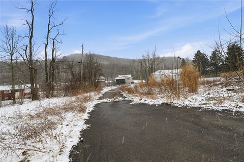 Photo of 211 Garden Ln, Mount Pleasant, PA 15666 (MLS # 1741112)