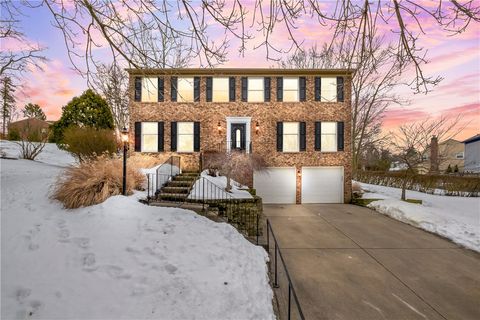 Photo of 897 Macarthur Dr, Pittsburgh, PA 15228 (MLS # 1739784)