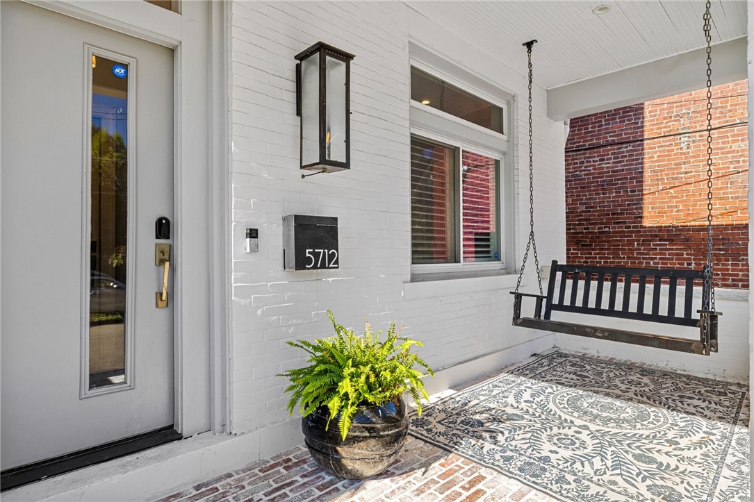 5712 Hays St