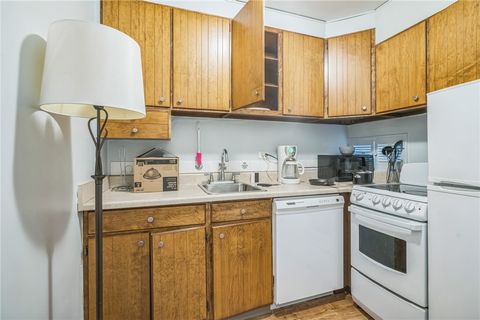 Photo of 112 Washington Pl #5J, Pittsburgh, PA 15219 (MLS # 1744891)