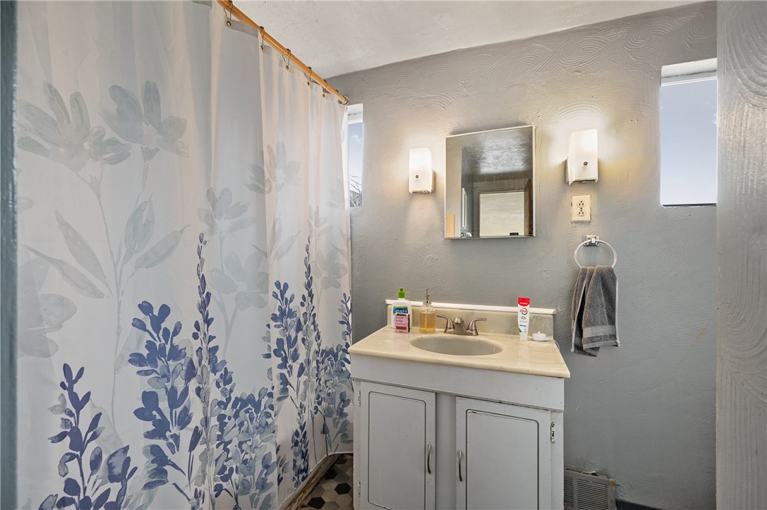 Greenfield, Pennsylvania 15217, United States, 2 Bedrooms Bedrooms, ,1 BathroomBathrooms,Residential,Active,150725
