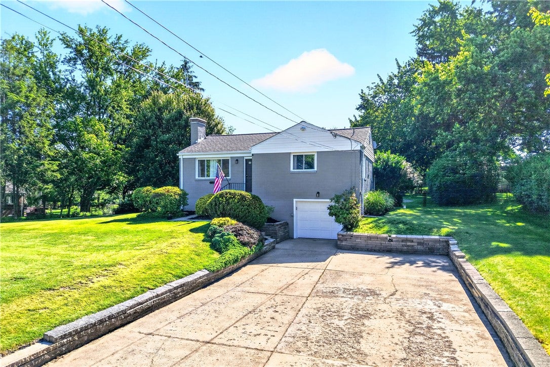 1560 Crestview Dr