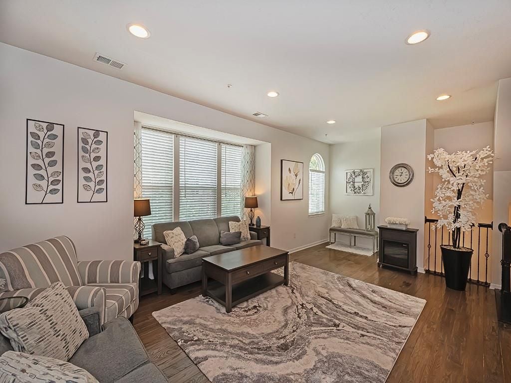 2003 Pointe View Dr