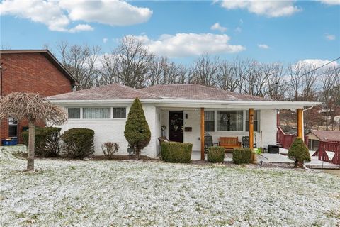Photo of 701 Smiley St, Ellwood City, PA 16117 (MLS # 1735676)