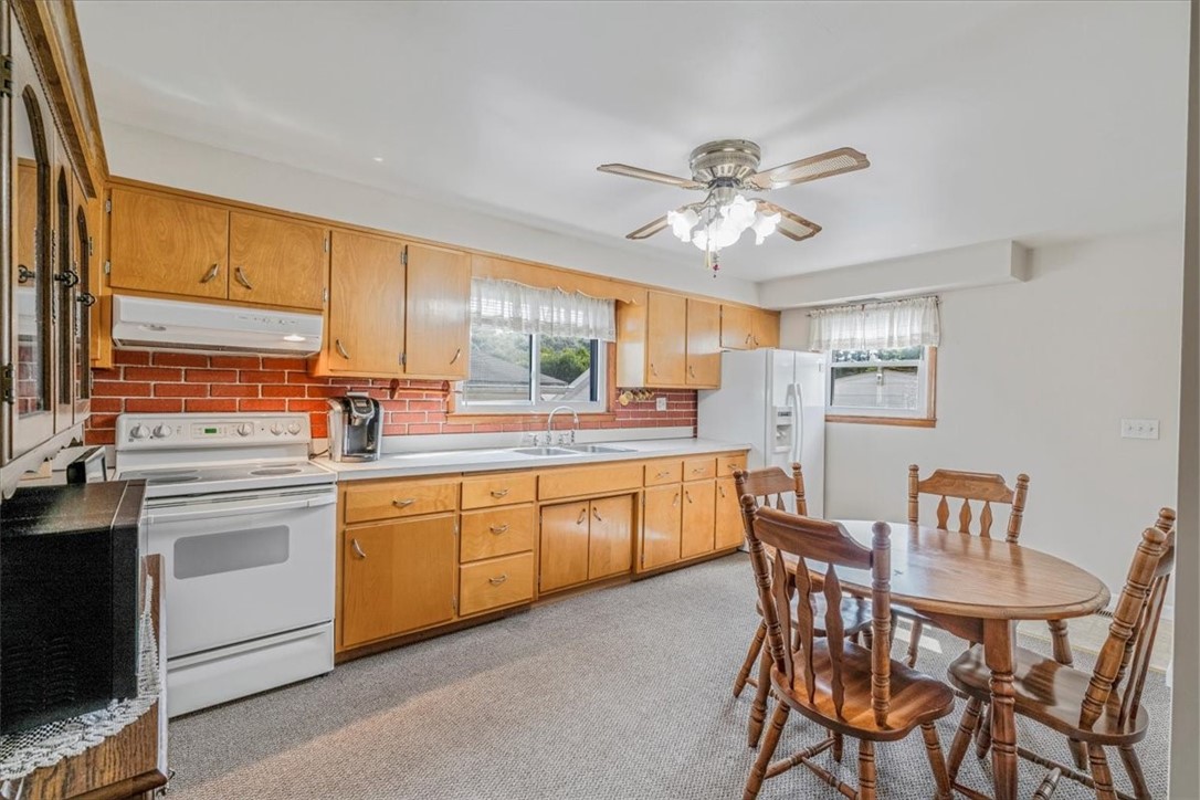 Greensboro, Pennsylvania 15338, United States, 3 Bedrooms Bedrooms, ,2 BathroomsBathrooms,Residential,Contingent,206743