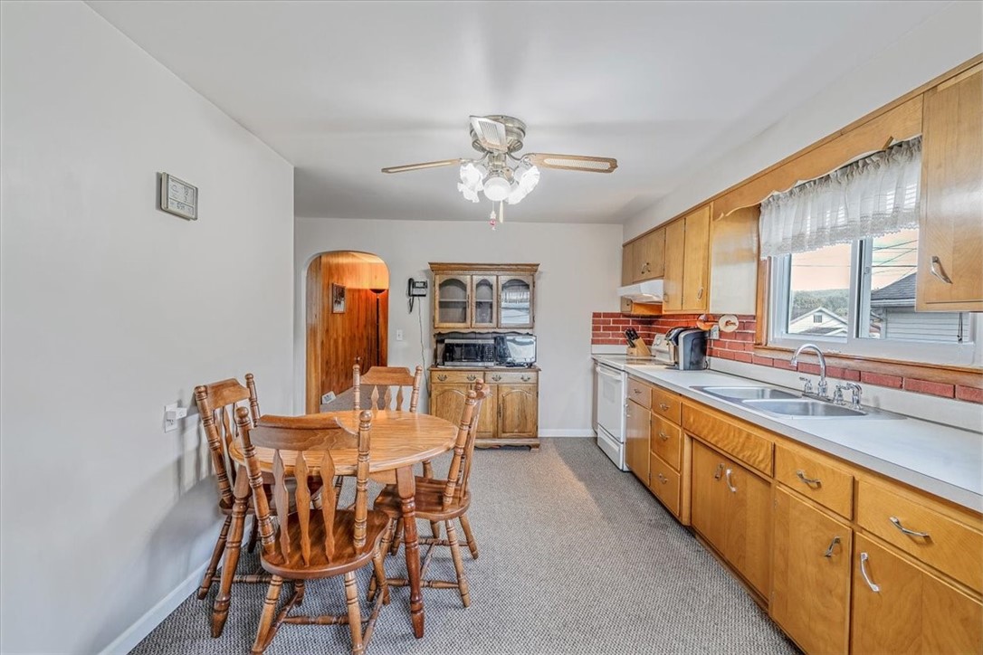 Greensboro, Pennsylvania 15338, United States, 3 Bedrooms Bedrooms, ,2 BathroomsBathrooms,Residential,Contingent,206743