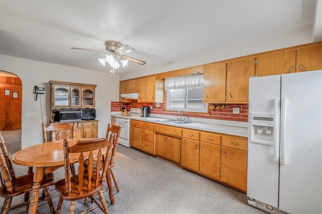 Greensboro, Pennsylvania 15338, United States, 3 Bedrooms Bedrooms, ,2 BathroomsBathrooms,Residential,Contingent,206743