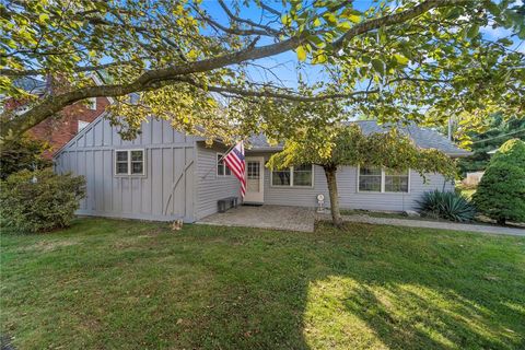 Photo of 570 S 7th St, Sharpsville, PA 16150 (MLS # 1724082)