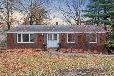 140 E Edgewood Dr Peters Twp PA 15317