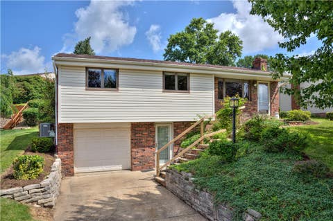 Photo of 609 Bluestone Dr, Allison Park, PA 15101 (MLS # 1763229)