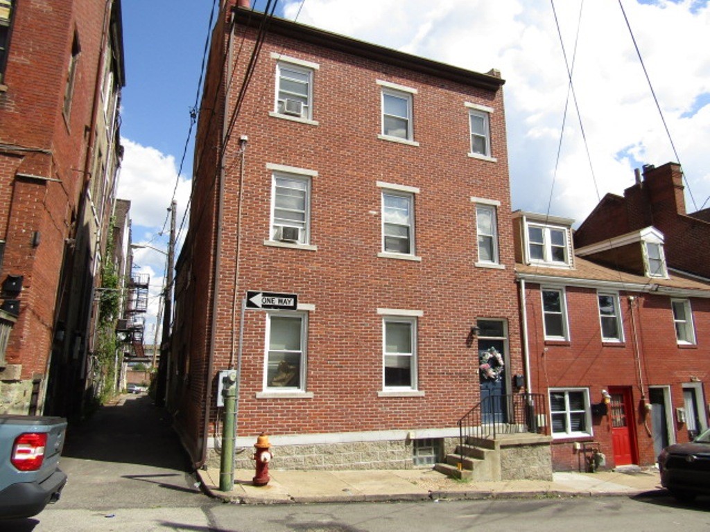 Photo 1 of 39 — 606 Middle St, Central North Side, PA 15212