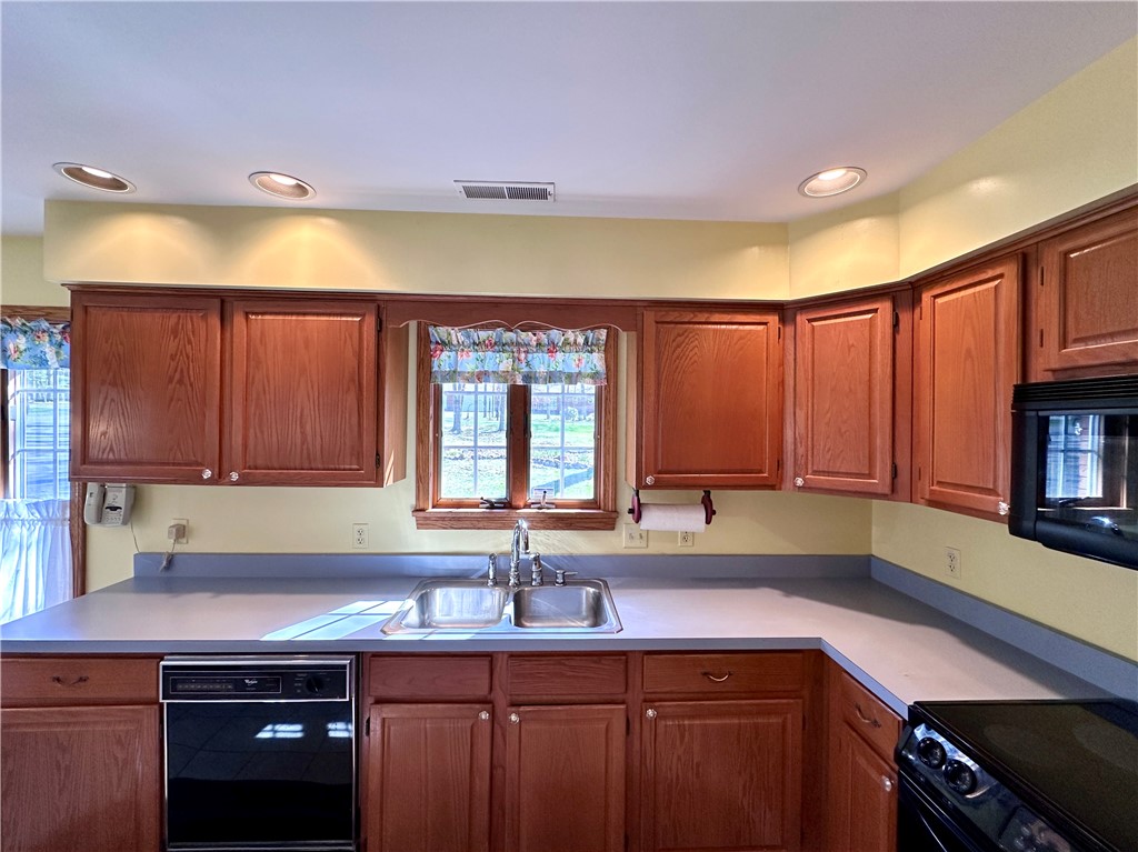 Neshannock Twp, Pennsylvania 16105, United States, 2 Bedrooms Bedrooms, ,2 BathroomsBathrooms,Residential,Pending,111407