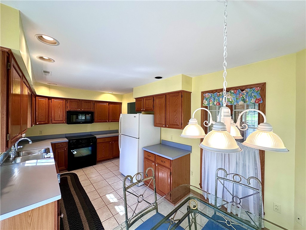 Neshannock Twp, Pennsylvania 16105, United States, 2 Bedrooms Bedrooms, ,2 BathroomsBathrooms,Residential,Pending,111407