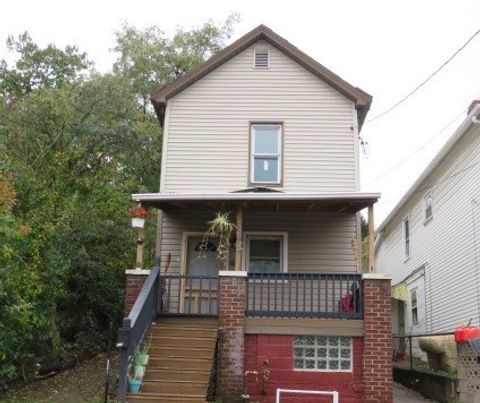 Photo of 919 Oakland Ave, Charleroi, PA 15022 (MLS # 1727091)