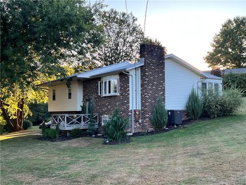 Photo of 20 Colonial Dr, Waynesburg, PA 15370 (MLS # 1724166)