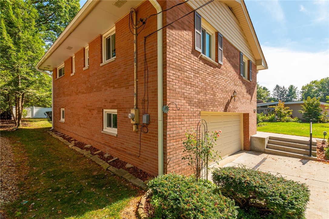 Sharon, Pennsylvania 16146, United States, 3 Bedrooms Bedrooms, ,2 BathroomsBathrooms,Residential,Active,220151