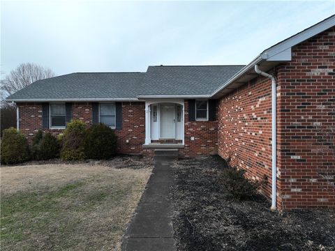 Photo of 5 Nicklaus Ln, Waynesburg, PA 15370 (MLS # 1740385)