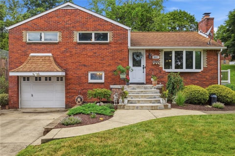 Photo of 6512 Springvale Dr, Pittsburgh, PA 15236 (MLS # 1764409)
