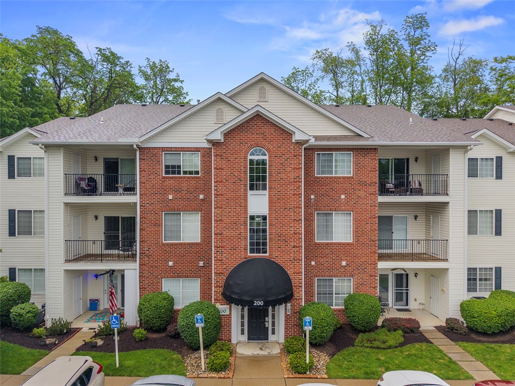 200 Hidden Ridge Ct Ct #202, South Park, Pennsylvania image 1