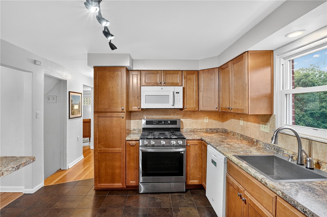 Brookline, Pennsylvania 15226, United States, 2 Bedrooms Bedrooms, ,3 BathroomsBathrooms,Residential,Contingent,163478