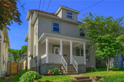 Photo of 513 Franklin Ave, Ellwood City, PA 16117 (MLS # 1757900)