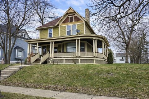 Photo of 305 E Lincoln Ave, New Castle, PA 16101 (MLS # 1744938)