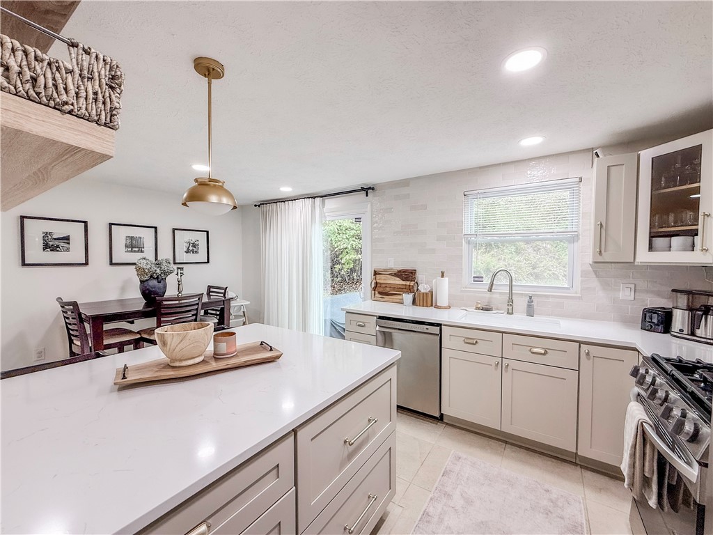 101 Glengarry Dr