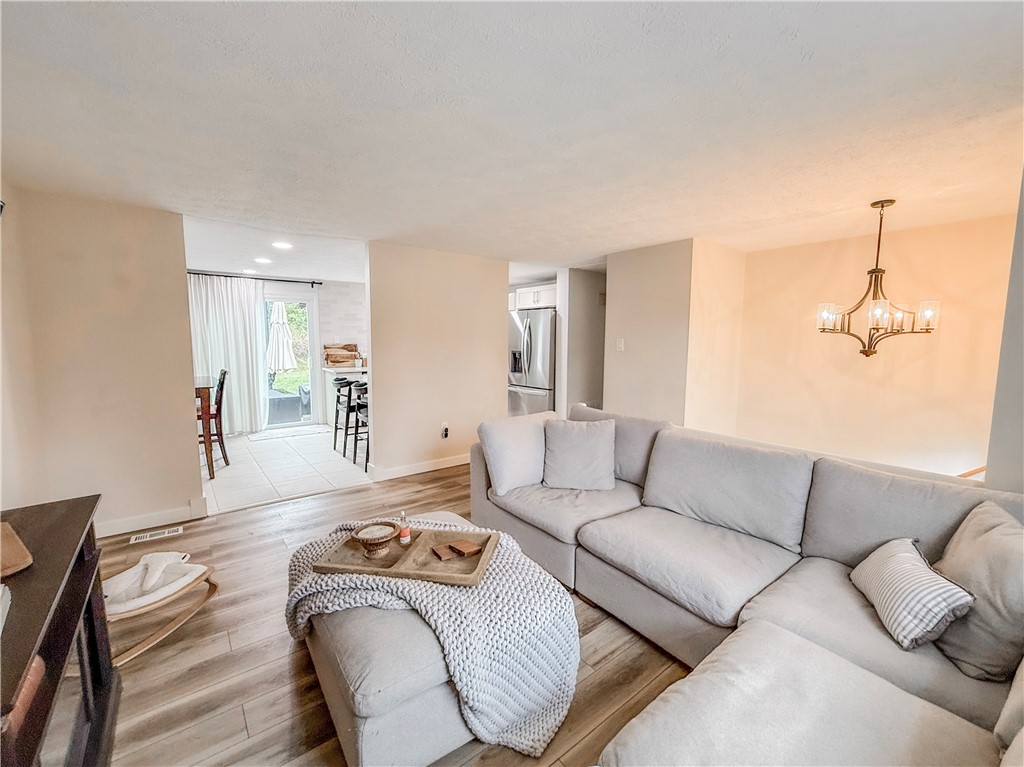 101 Glengarry Dr