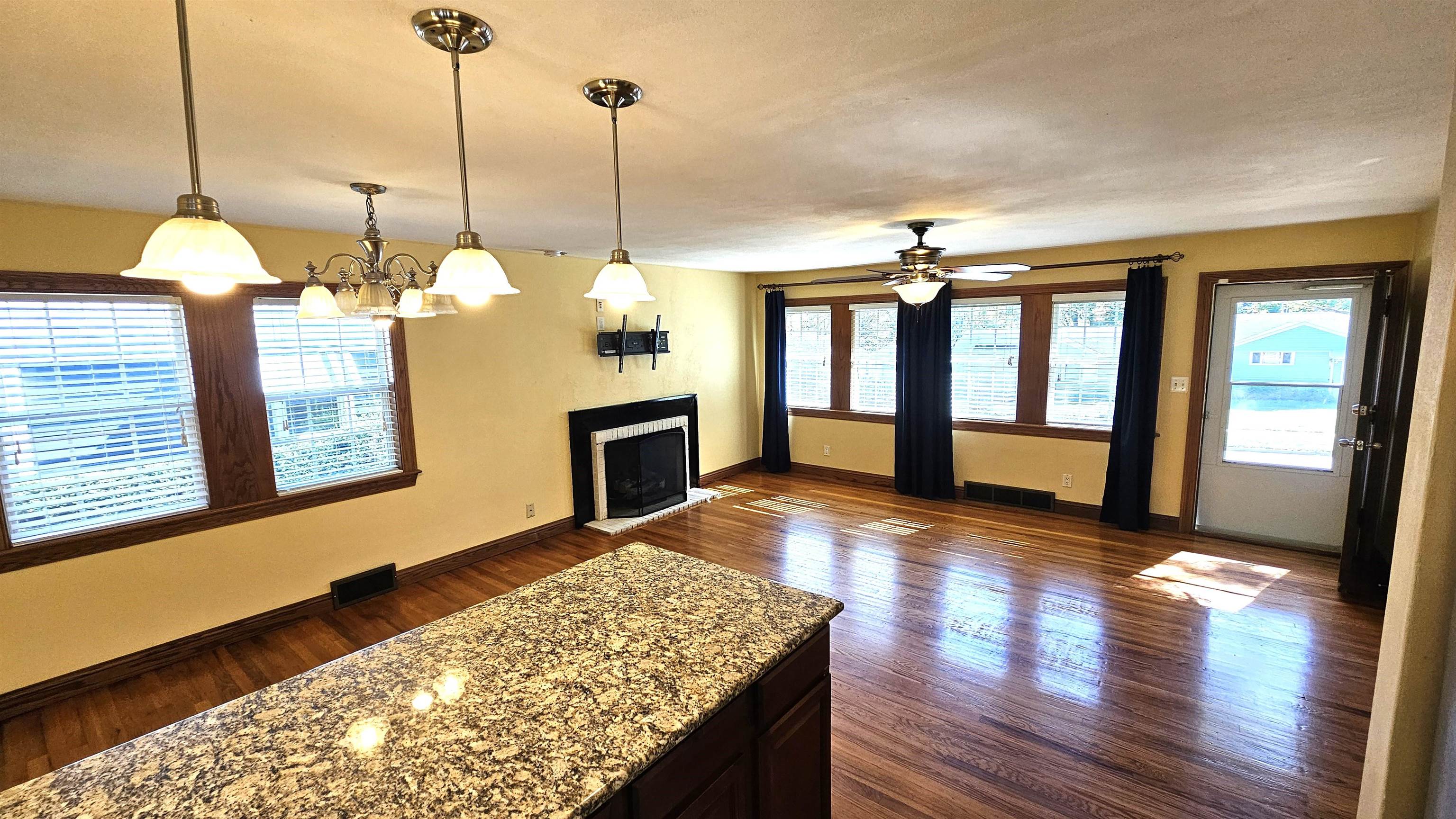 Rockford, Illinois 61107, United States, 3 Bedrooms Bedrooms, ,1 BathroomBathrooms,Residential,Pending,39448