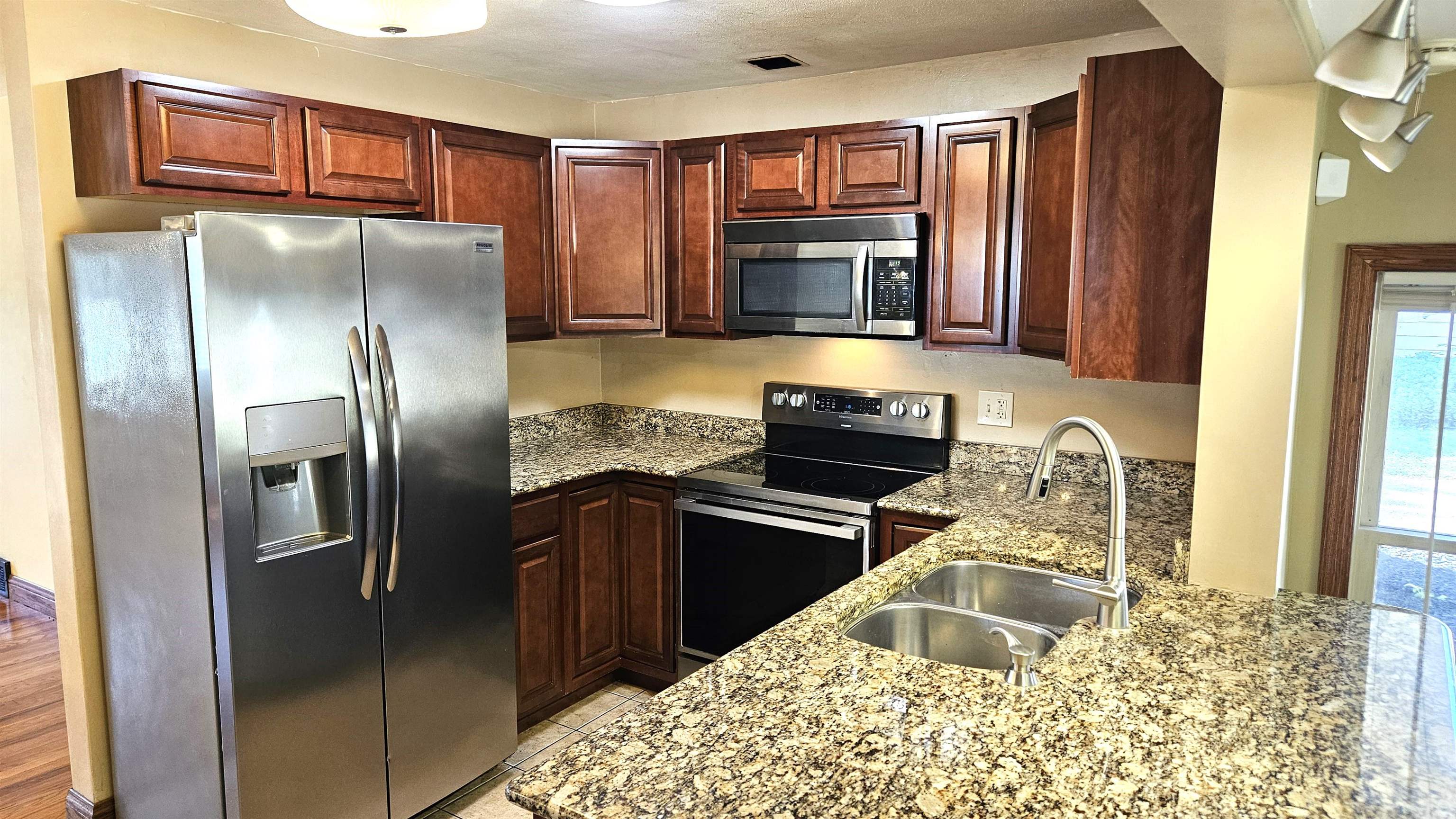 Rockford, Illinois 61107, United States, 3 Bedrooms Bedrooms, ,1 BathroomBathrooms,Residential,Pending,39448