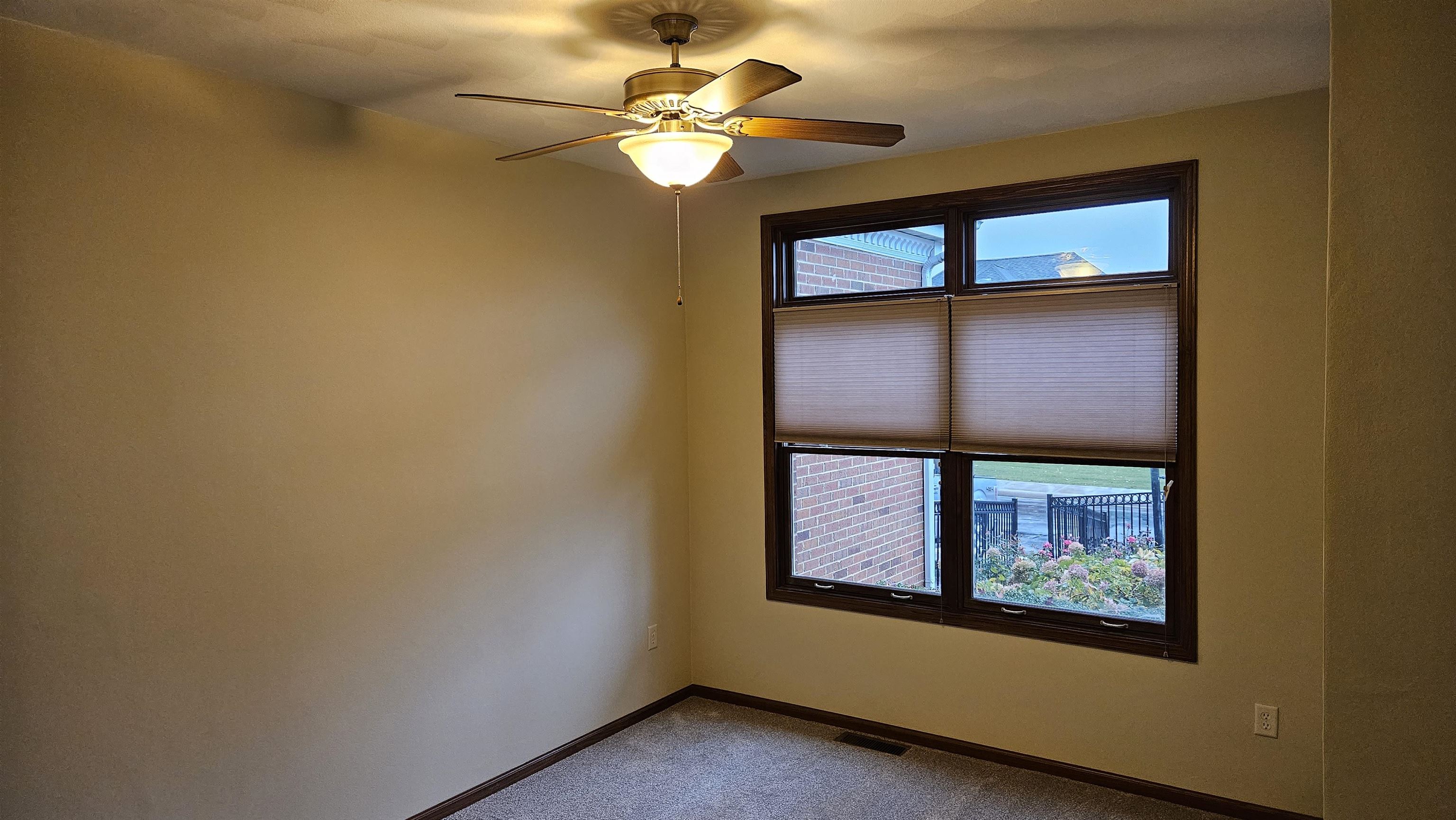 Rockford, Illinois 61101, United States, 2 Bedrooms Bedrooms, ,2 BathroomsBathrooms,Residential,Active,68327