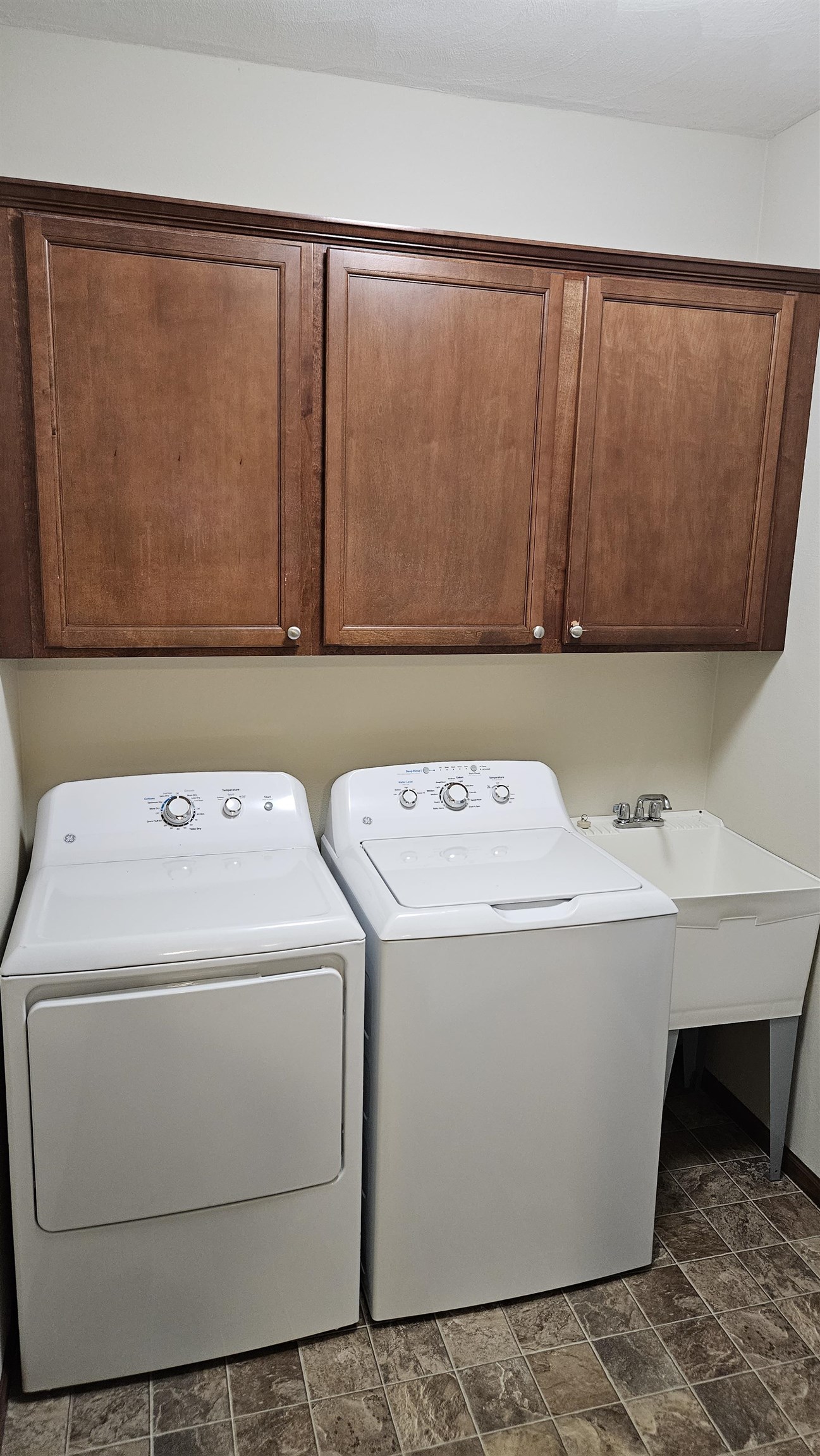 Rockford, Illinois 61101, United States, 2 Bedrooms Bedrooms, ,2 BathroomsBathrooms,Residential,Active,68327