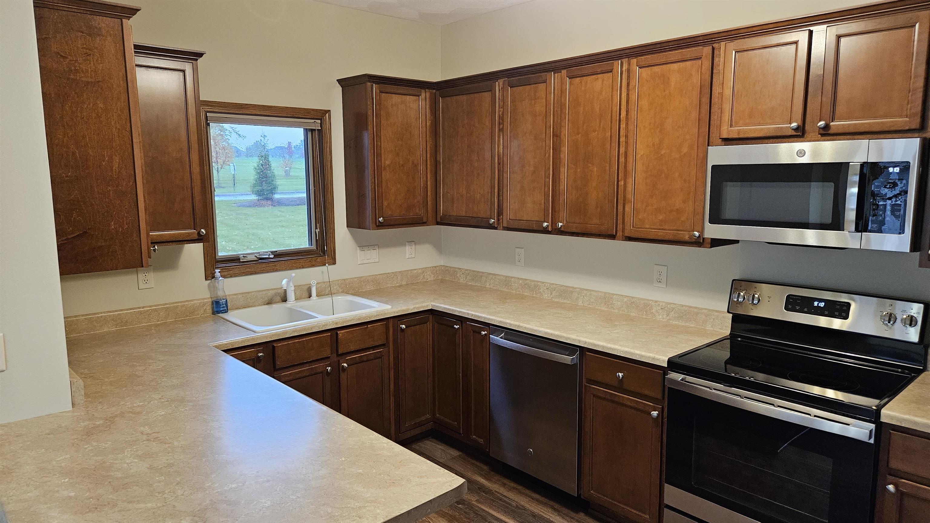 Rockford, Illinois 61101, United States, 2 Bedrooms Bedrooms, ,2 BathroomsBathrooms,Residential,Active,68327