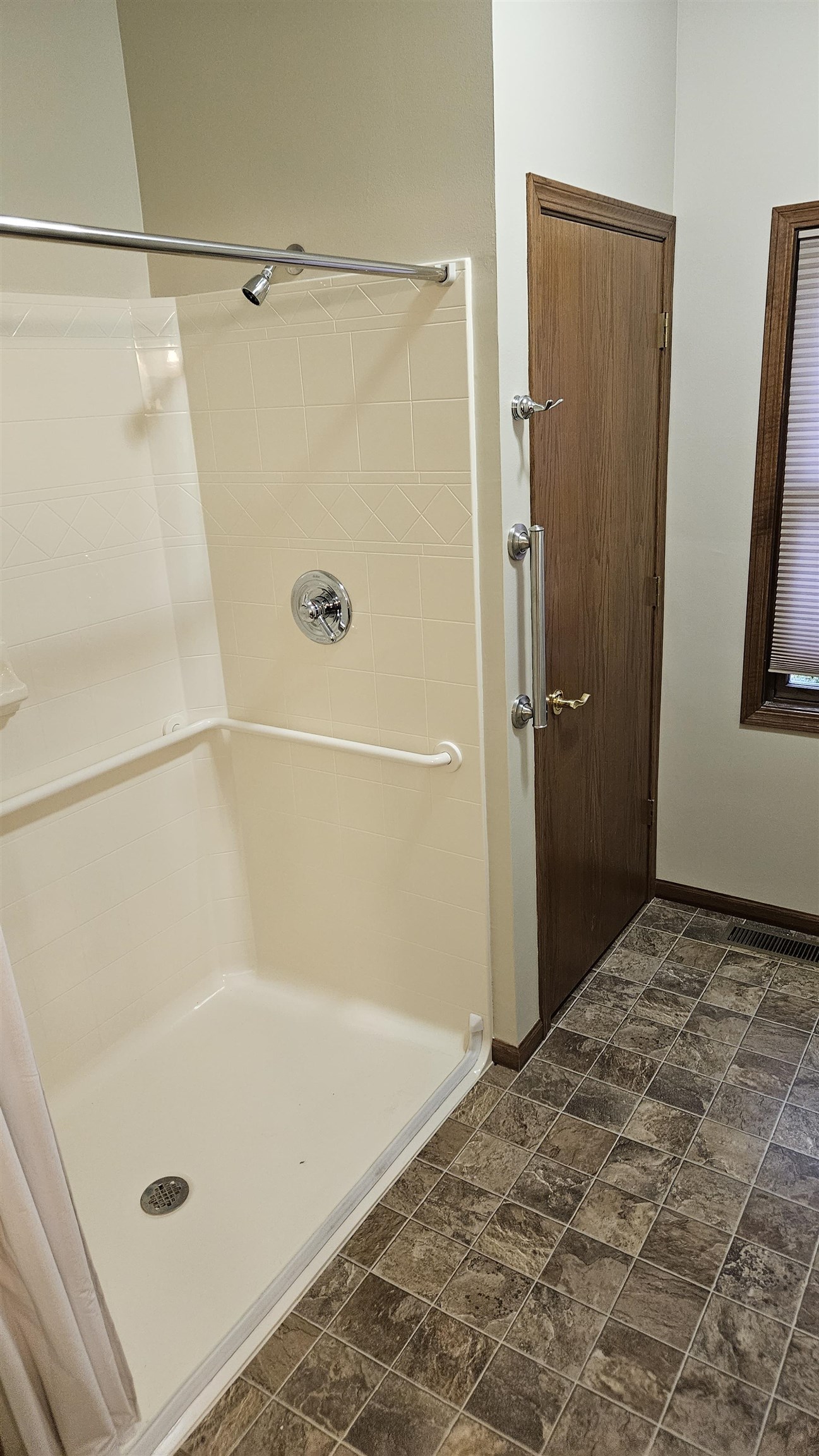 Rockford, Illinois 61101, United States, 2 Bedrooms Bedrooms, ,2 BathroomsBathrooms,Residential,Active,68327