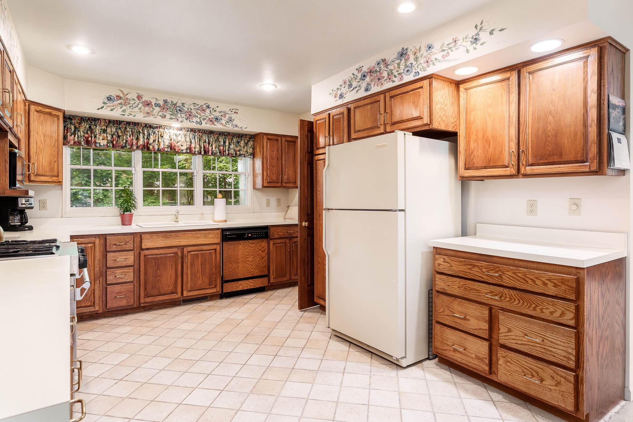 Rockford, Illinois 61107, United States, 3 Bedrooms Bedrooms, ,3 BathroomsBathrooms,Residential,Pending,143694