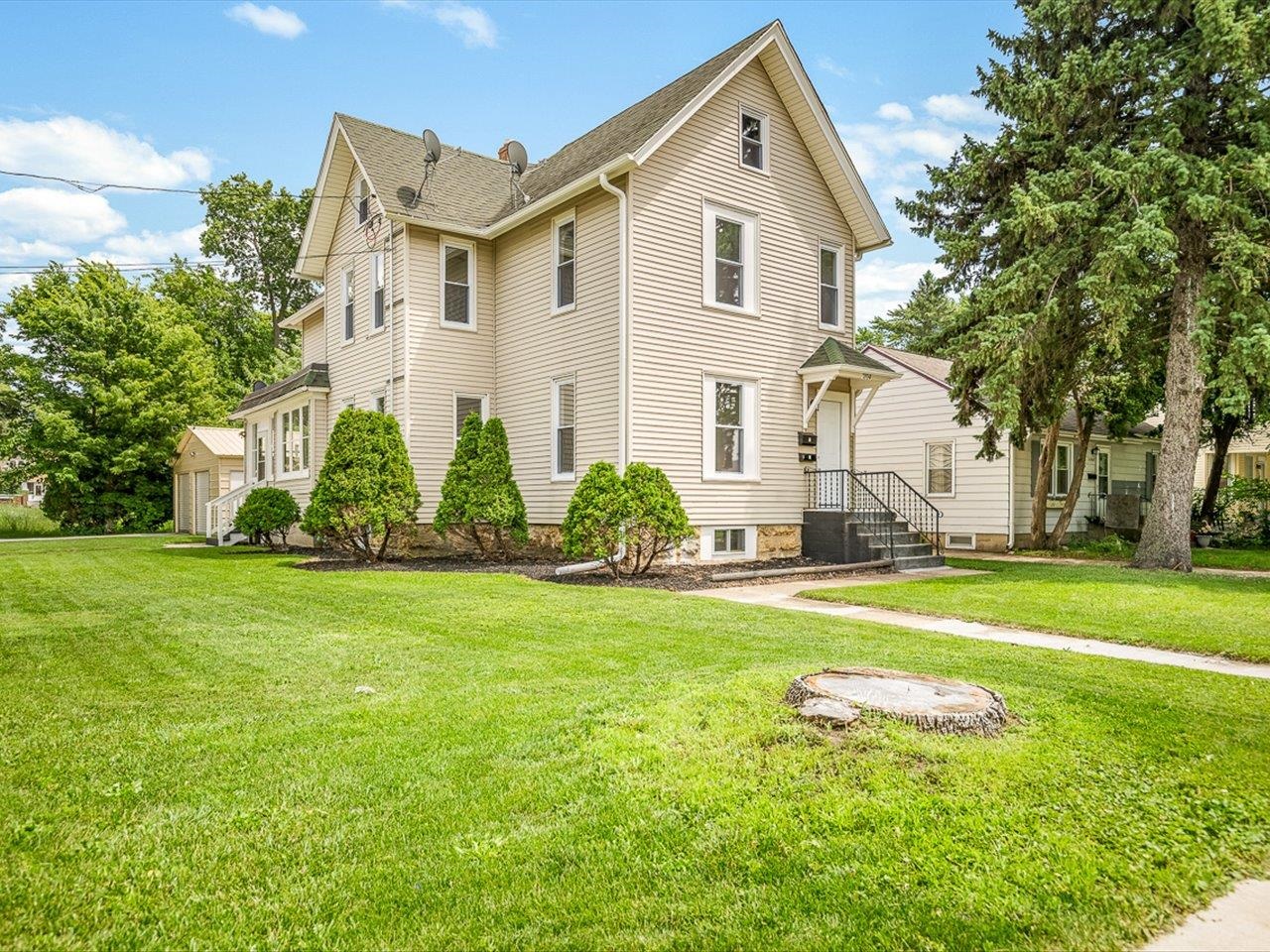 Photo 1 of 43 — 2104 S 4th Street, ROCKFORD, IL 61104