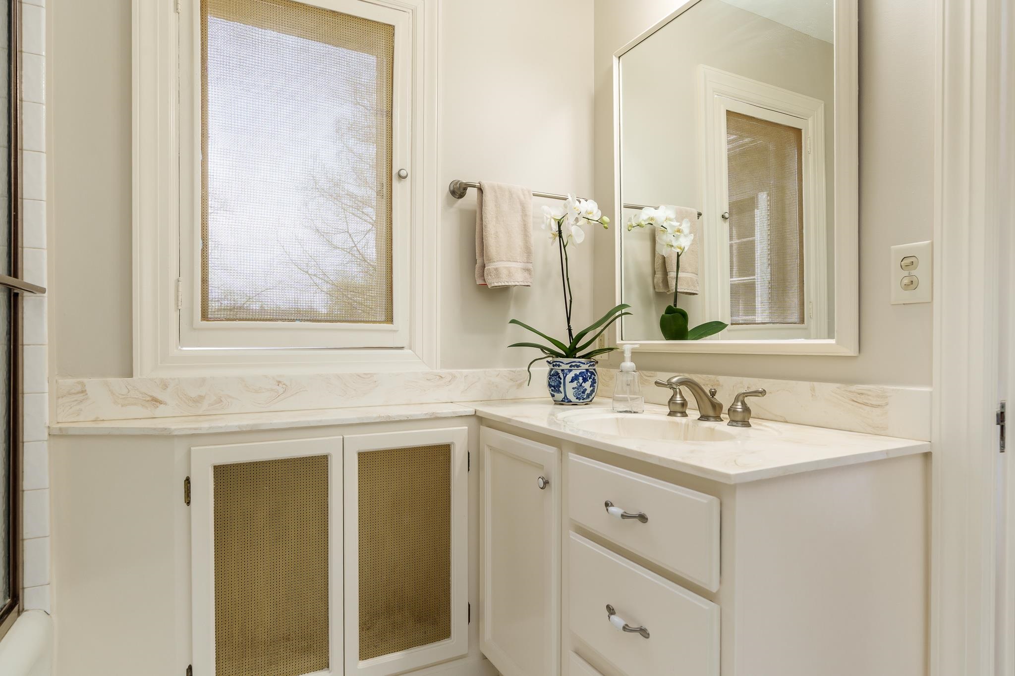 Rockford, Illinois 61103, United States, 4 Bedrooms Bedrooms, ,4 BathroomsBathrooms,Residential,Pending,118211