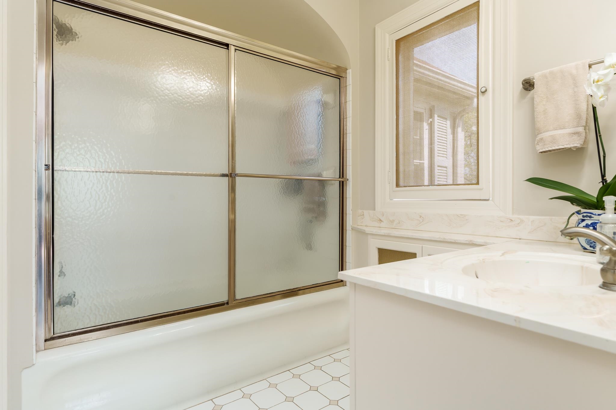 Rockford, Illinois 61103, United States, 4 Bedrooms Bedrooms, ,4 BathroomsBathrooms,Residential,Pending,118211