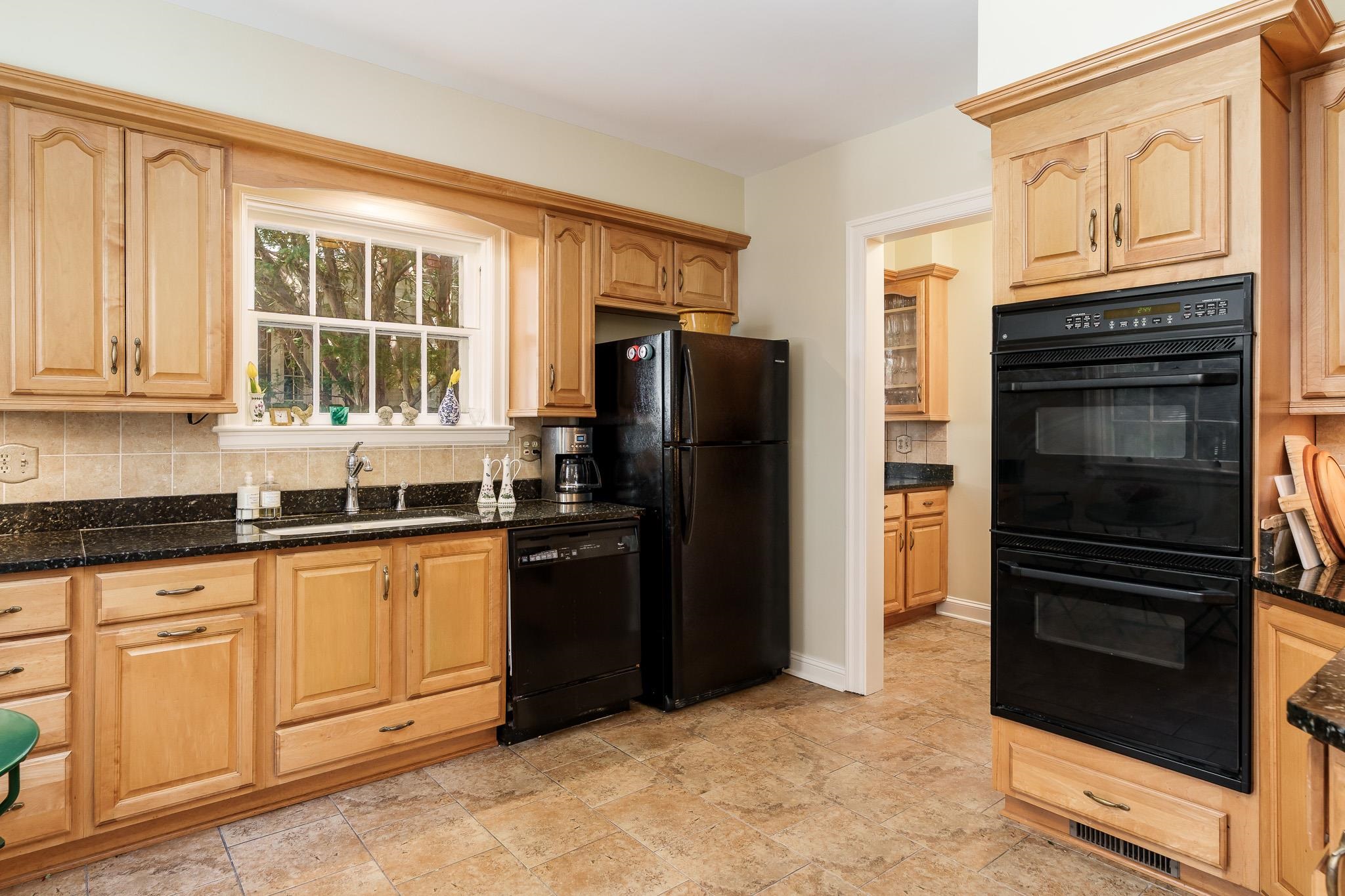 Rockford, Illinois 61103, United States, 4 Bedrooms Bedrooms, ,4 BathroomsBathrooms,Residential,Pending,118211