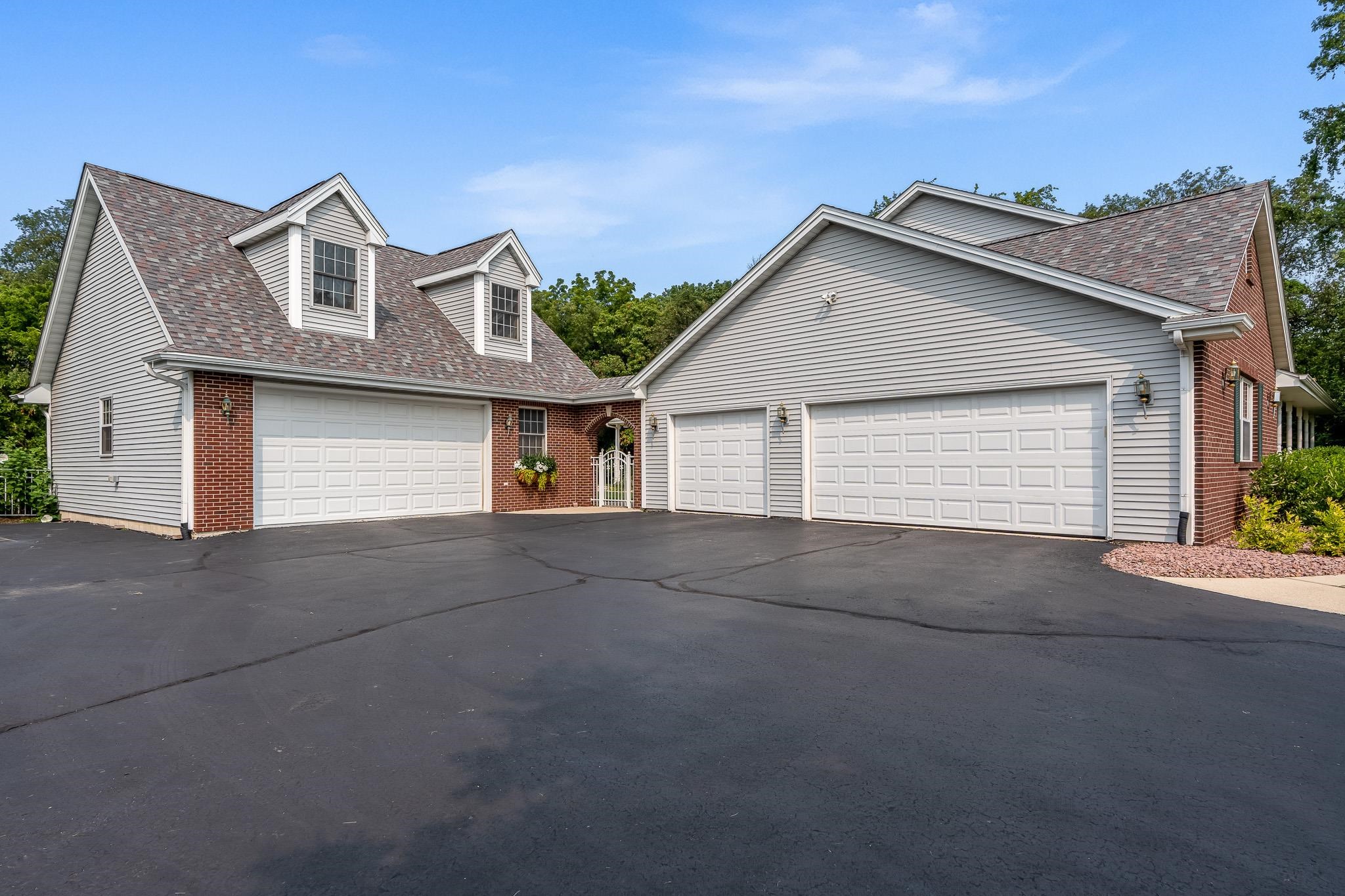 Roscoe, Illinois 61073, United States, 4 Bedrooms Bedrooms, ,4 BathroomsBathrooms,Residential,Pending,20727