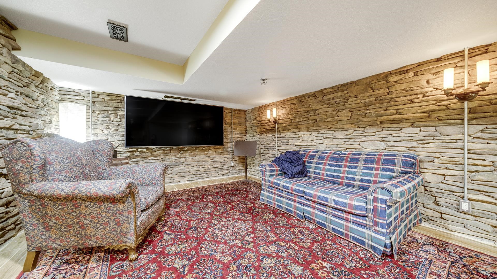 Franklin Grove, Illinois, 61031, United States, 9 Bedrooms Bedrooms, ,9 BathroomsBathrooms,Residential,Active,1965785