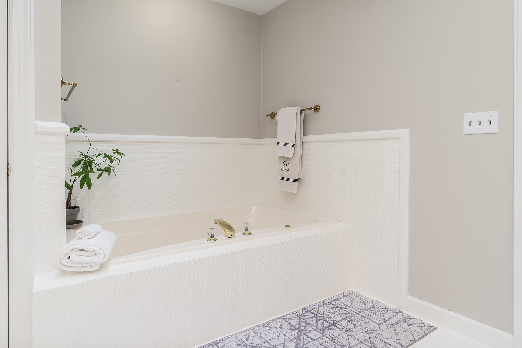 Rockford, Illinois 61114, United States, 4 Bedrooms Bedrooms, ,4 BathroomsBathrooms,Residential,Pending,61908