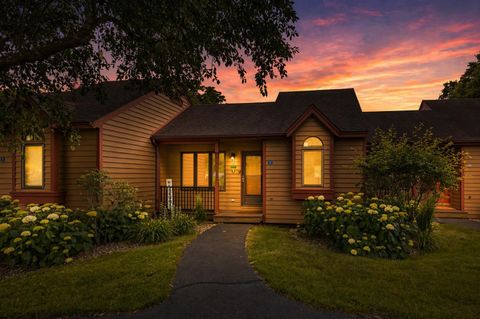 Townhouse For Sale - 23 Oak Glen Drive<br/> GALENA, IL 61036