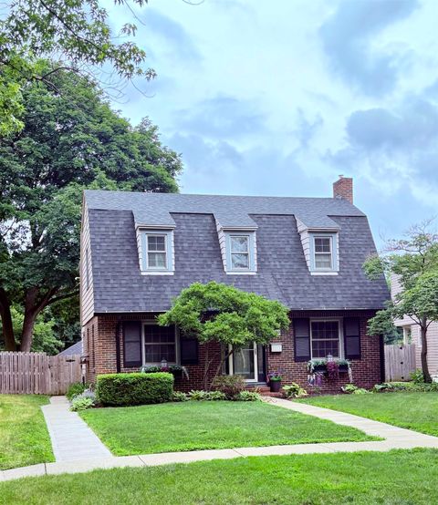 Homes For Sale - 2029 Clinton Street<br/> ROCKFORD, IL 61103