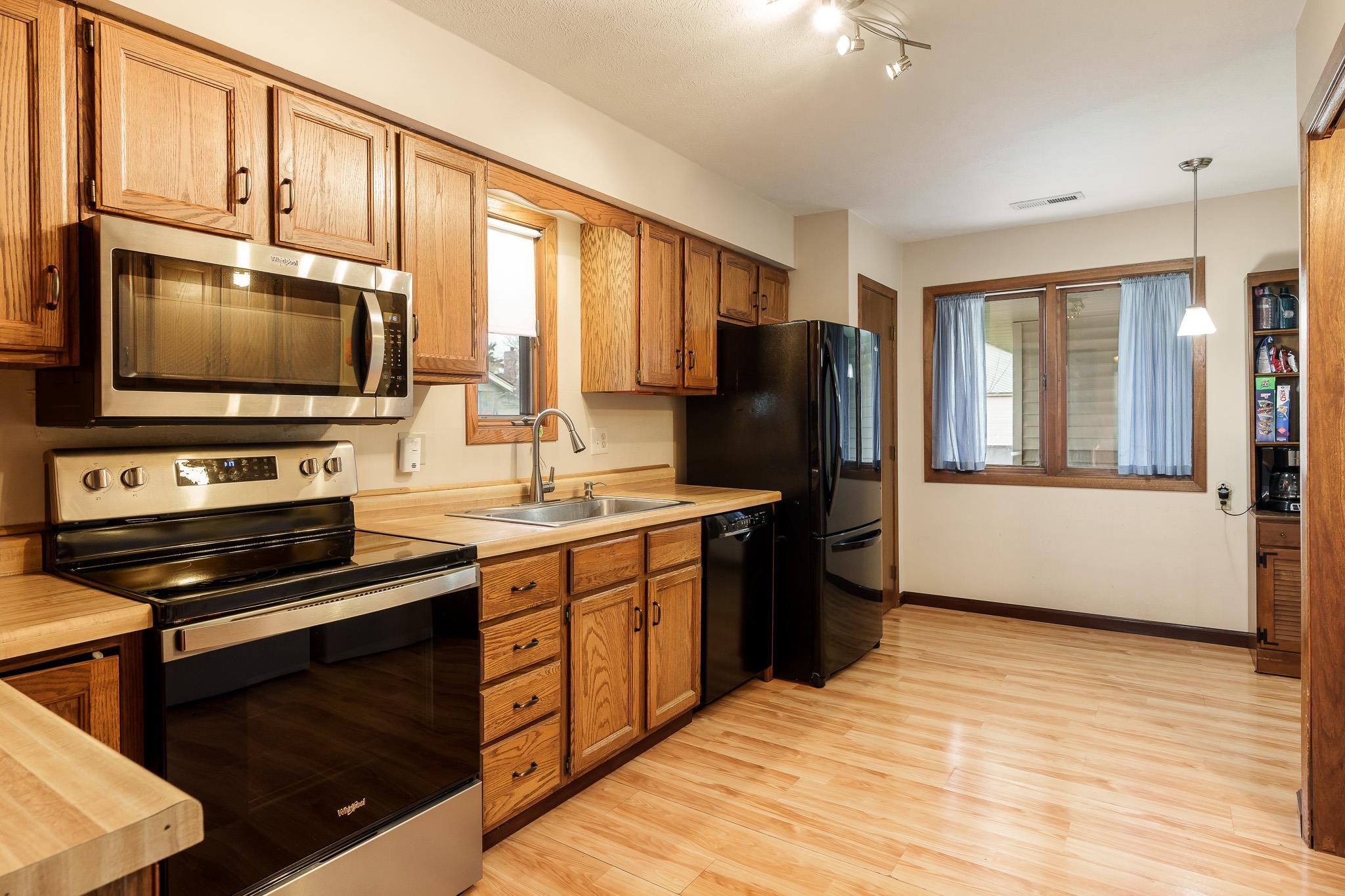 Rockford, Illinois 61107, United States, 2 Bedrooms Bedrooms, ,2 BathroomsBathrooms,Residential,Pending,30997