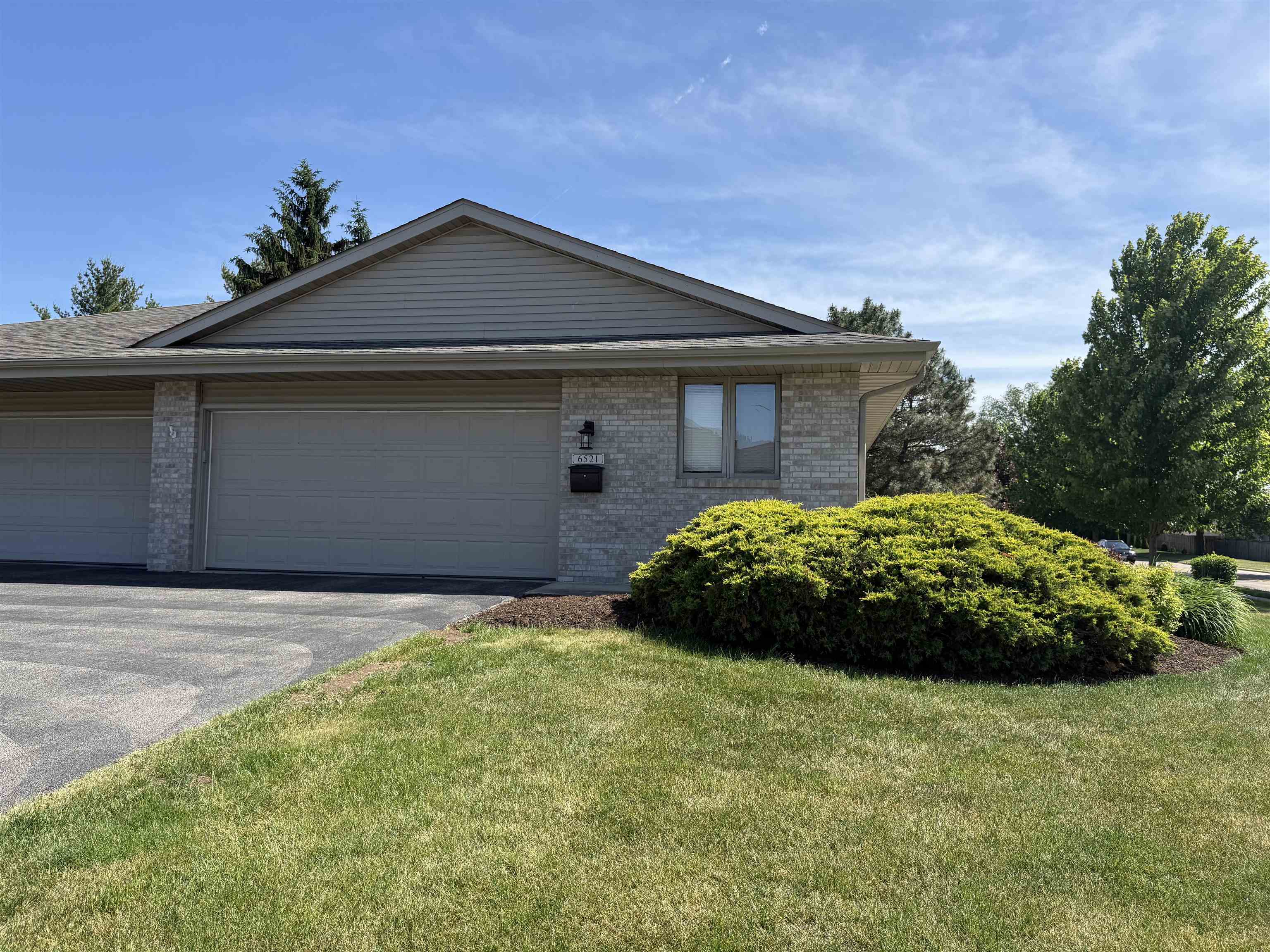 6521 Laurelwood Drive - Photo 2