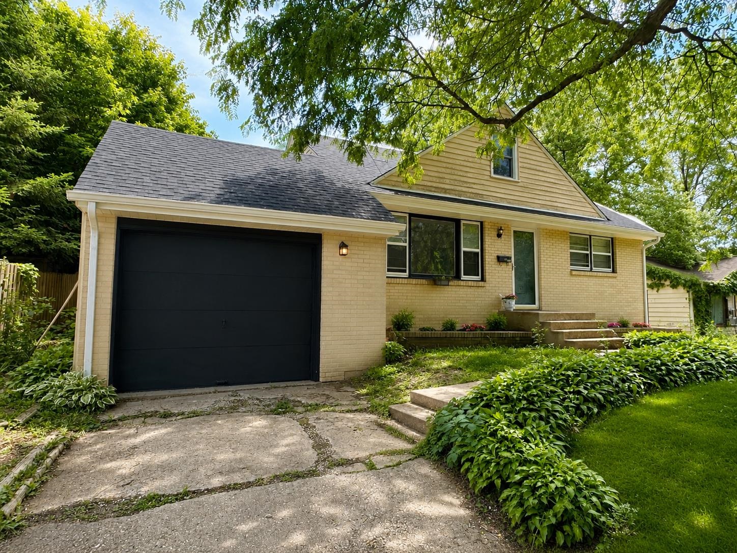 Photo 1 of 28 — 2707 Hampden Ct, ROCKFORD, IL 61107