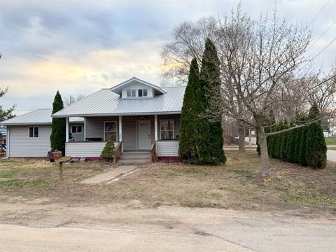 Homes For Sale - 603 Iris Street<br/> Carroll County, SAVANNA, IL 61074